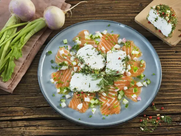 Carpaccio de saumon au Crottin à l'aneth, citron et baies